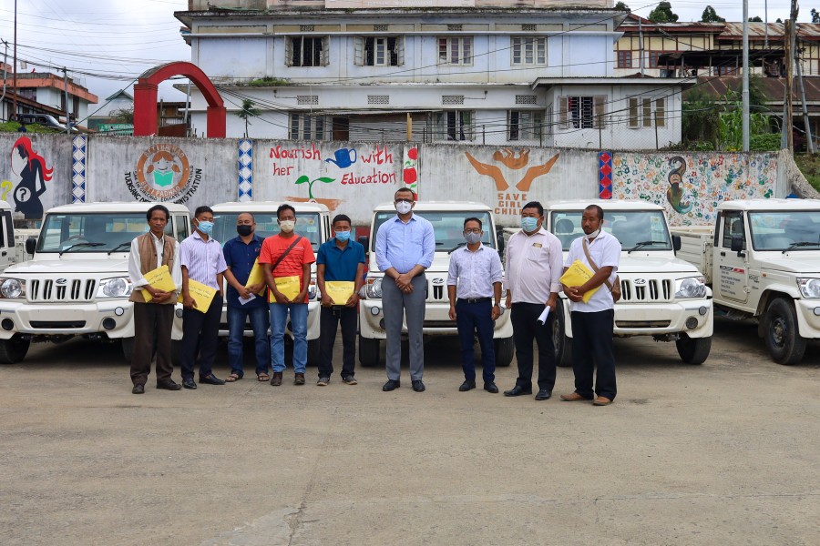 DC Tuensang Kumar Ramnikant, IAS with the beneficiaries during the distribution of cooperative marketing pick-up van held at Town Hall, Tuensang on July 28. (Morung Photo)
